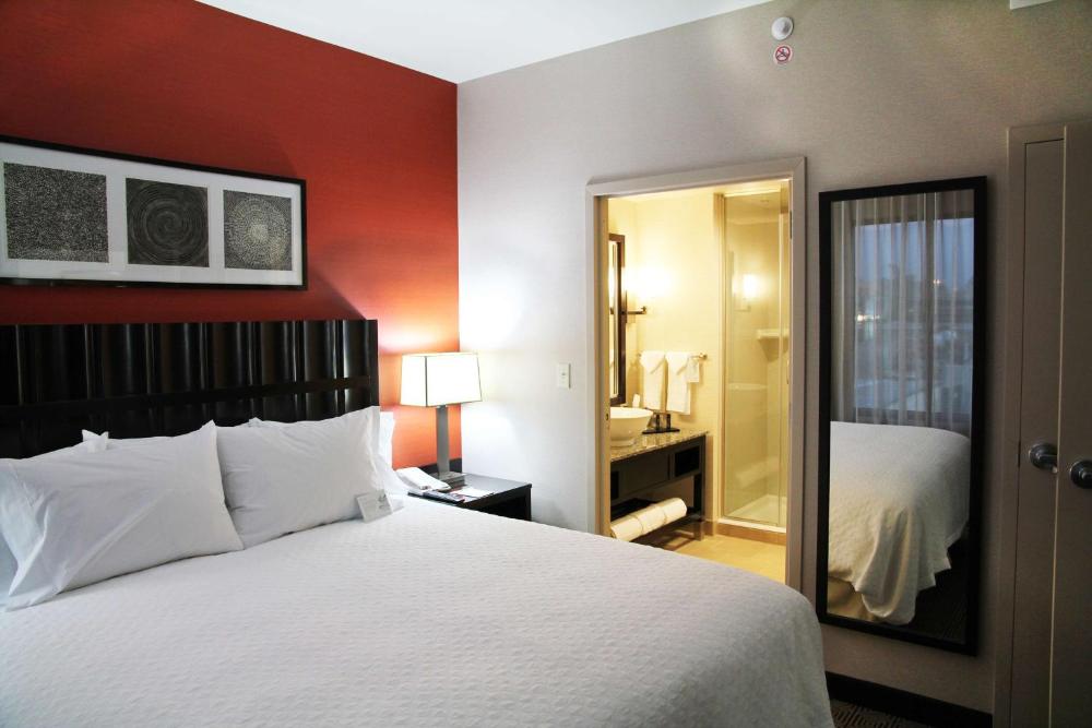 One-Bedroom King Suite with Roll-in Shower - Mobility Accessible